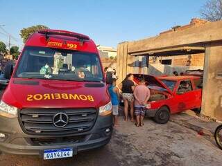 Homem &eacute; atropelado por carro desgovernado e socorrido com fratura exposta 