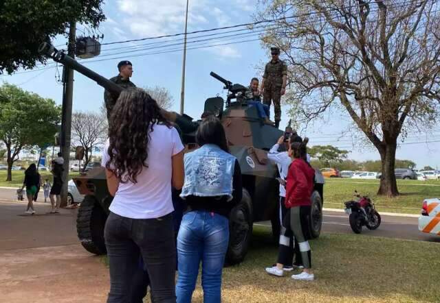 Exposi&ccedil;&atilde;o de tanques de guerra e viaturas militares &eacute; op&ccedil;&atilde;o de passeio gratuito