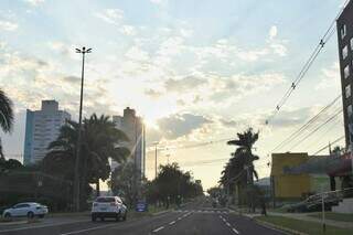 Céu de Campo Grande na manhã deste domingo visto da Avenida Afonso Pena. (Foto: Paulo Francis)