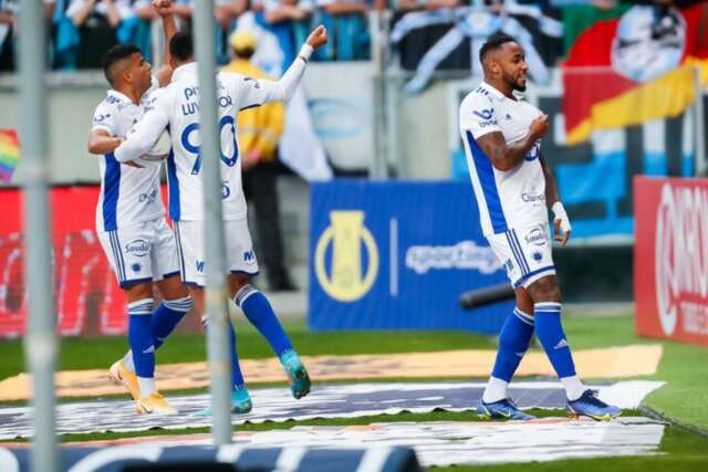 Gr&ecirc;mio e Cruzeiro empatam em jogo eletrizante neste domingo