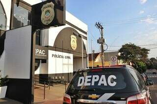 Caso foi registrado na Depac Centro, onde condutor e veículo foram levados. (Foto: Paulo Francis)