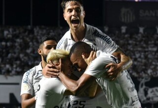 Santistas comemoram gol que garantiu vitória no clássico. (Foto: Reprodução/Santos FC)