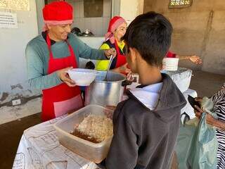 Menino de 13 anos buscando alimento para quatro pessoas da família. (Foto: Thailla Torres)