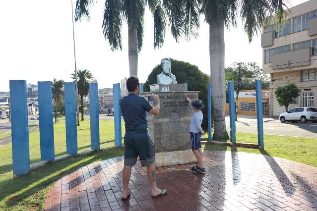 Em passeio sobre hist&oacute;ria, crian&ccedil;a encontra Jos&eacute; Ant&ocirc;nio com banho de tinta