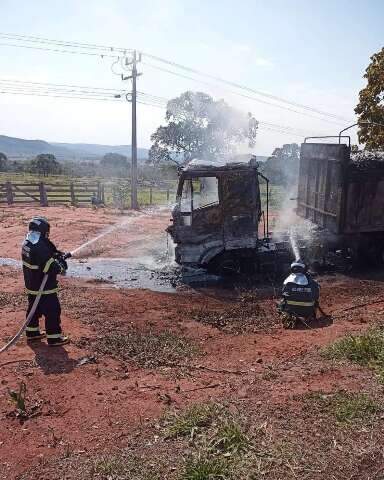 Caminh&atilde;o carregado com whisky que seguia para Bol&iacute;via pega fogo na BR-262