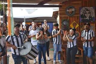 Torcedores do Operário reunidos para comemorar o aniversário do clube em Campo Grande (Foto: Paulo Francis)