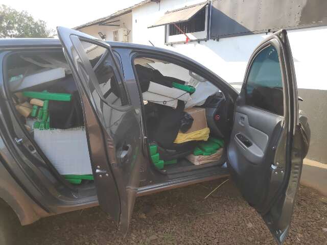 Traficante bate camionete em &aacute;rvore e abandona carga milion&aacute;ria de maconha