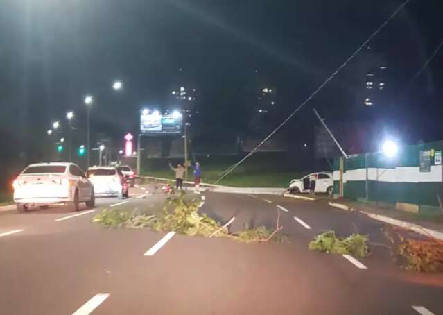 Carro derruba poste de ilumina&ccedil;&atilde;o no Carand&aacute; Bosque e interdita rua