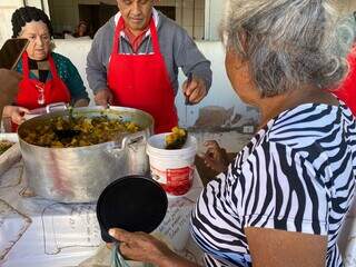 Dona Ramona buscou alimento para alimentar quatro pessoas da família. (Foto: Thailla Torres)