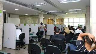 Candidatos aguardando na sede da Funtrab em Campo Grande (Foto: Marcos Maluf | Arquivo)