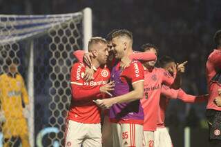 Jogadores comemorando a vitória desta noite. (Foto: Ricardo Duarte)