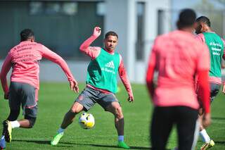 Jogadores do Internacional em treino com bola (Foto: Divulgação)