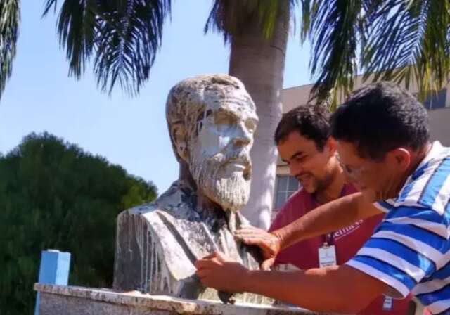 Busto de Jos&eacute; Ant&ocirc;nio &eacute; recuperado ap&oacute;s a&ccedil;&atilde;o de v&acirc;ndalos