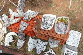 Desenhos e figuras são feitos com folhas de buriti. (Foto: Paulo Francis)