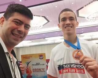 Atleta de MS com a medalha no pescoço ao lado do técnico Fábio Costa (Foto: Divulgação)