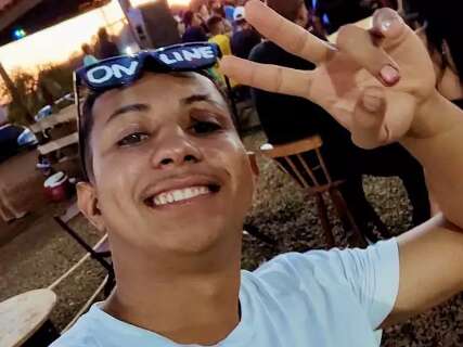 Jogador de futebol morre ao ser arremessado de carro