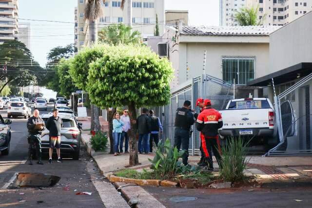 A caminho da maternidade, camionete com gr&aacute;vida invade consult&oacute;rio odontol&oacute;gico 