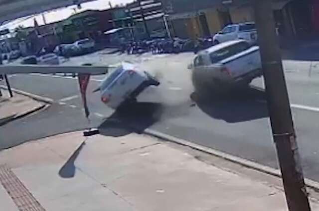 Carro gira no ar e para em poste ap&oacute;s colis&atilde;o na avenida Bandeirantes 