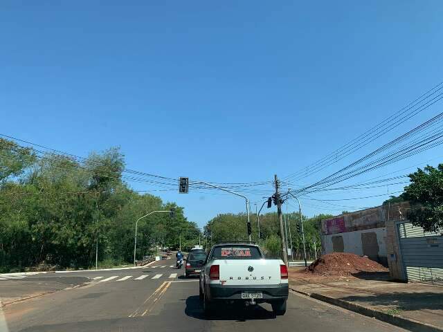 Uma semana ap&oacute;s chuvas ainda tem sem&aacute;foros desligados em cruzamentos