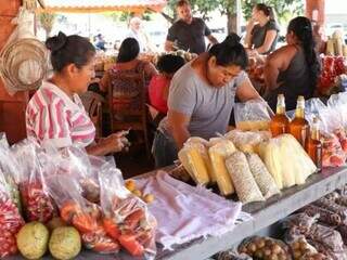 Mulheres indígenas comercializando produtos em praça ao lado do Mercadão, em Campo Grande. (Foto: Paulo Francis/Arquivo)