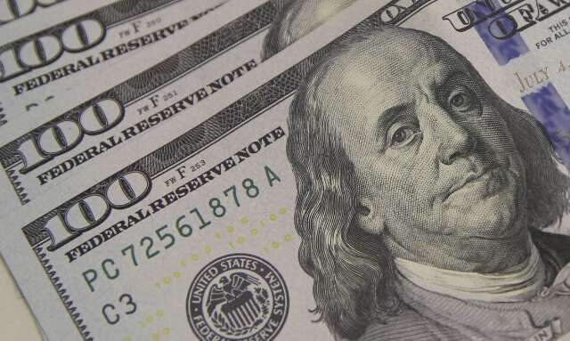 D&oacute;lar fecha a R$ 5,16 e vale mais do que euro