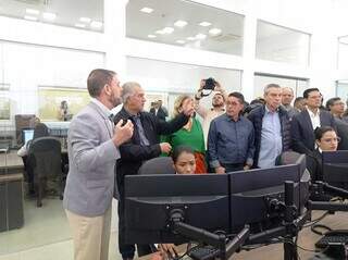 Governador Reinaldo Azambuja conhecendo as instalações do Centro de Operações de Segurança Integrado. (Foto: Gabriela Couto)
