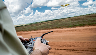 Homem opera drone em área rural. (Foto: Divulgação/Senar MS)