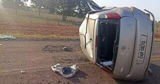 Fiat Punto ficou tombado no meio da pista após acidente com jovem (Foto: Direto das Ruas)