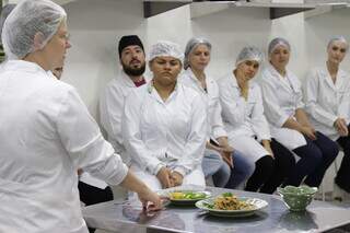 Aula prática na cozinha industrial da Unigran Capital - Foto Divulgação