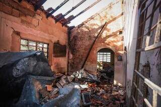 Dentro da casa, cenário de destruição provocado pelo incêndio. (Foto: Marcos Maluf)