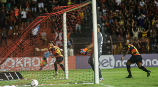 Jogadores em campo durante a partida desta noite (23). (Foto: Rafael Bandeira/ Sport Club do Recife)