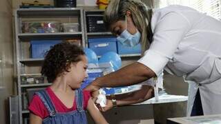 Menina recebe dose de vacina em posto de saúde da Capital (Foto: Divulgação)