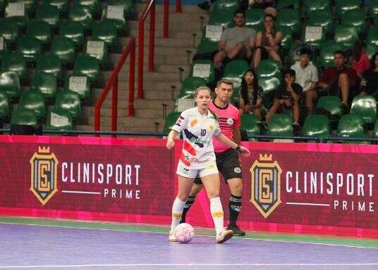 Torneio de futsal come&ccedil;a com goleada de 12 a 0 e tem mais seis jogos hoje