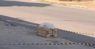 Bomba foi colocada na calçada dentro de um caixote e coberta por plástico. (Foto: Diário Corumbaense)