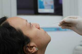 Mulher faz o teste swab (cotonete) nasal para identificar infecção. (Foto: Arquivo/ Kísie Ainoã)