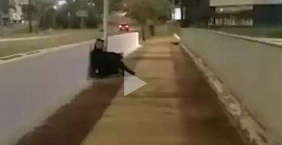 Na madrugada, conversa com policial militar impede jovem de pular de viaduto 