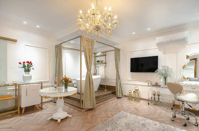 No Cruzeiro, sala de 60 m² ganhou banheira e móveis com folha de ouro