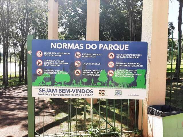 Placas com hor&aacute;rios diferentes confundem frequentadores do Parque das Na&ccedil;&otilde;es
