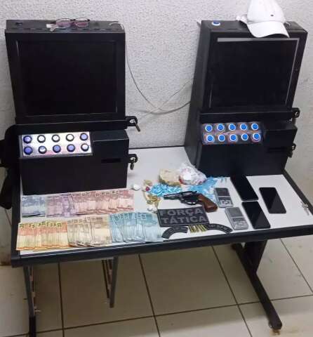 Tr&ecirc;s homens s&atilde;o presos com drogas, m&aacute;quinas de jogos de azar e arma 