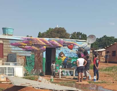 Turma do hip hop colore favela para mostrar o valor que existe ali