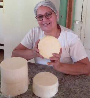 Em Jaraguari, Mara produz os queijos vendidos pela filha em Campo Grande. (Foto: Arquivo pessoal)