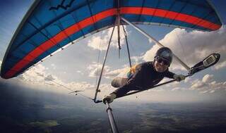 Aos 49 anos, Moika segue voando e curtindo as paisagens do alto. (Foto: Arquivo pessoal)
