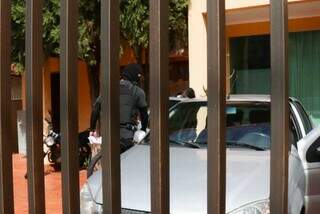 Thiago entrando em carro descaracterizado para ser levado ao presídio (Foto: Henrique Kawaminami)