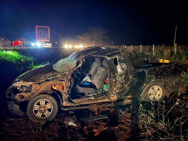 Picapes batem de frente em rodovia e 2 pessoas ficam feridas