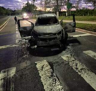 Carro incendiado na Avenida do Poeta, no Parque dos Poderes, durante a madrugada. (Foto: Direto das Ruas)