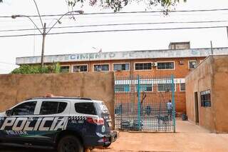 Primeiros mandados foram cumpridos por volta de 5h45 no presídio militar (Foto: Henrique Kawaminami)