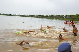 Nadadores entram na água para maratona em 2021 (Foto: Divulgação)