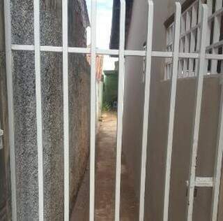 Mãe já havia abandonado 3 vezes filhos encontrados entre fezes e comida podre Mãe já havia abandonado 3 vezes filhos encontrados entre fezes e comida podre