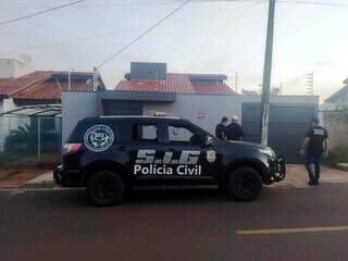 Policiais no endereço onde suspeito de assassinato foi preso ontem (Foto: Divulgação)