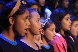 Crianças da Oficinas de Canto interpretaram poesias de Manoel de Barros. (Foto: Alex Machado)